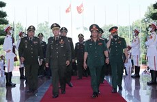 Visite d'une délégation militaire cambodgienne au Vietnam