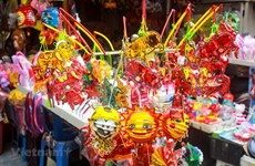 Les gens sont satisfaits des jouets traditionnels lors de la Fête de la mi-automne