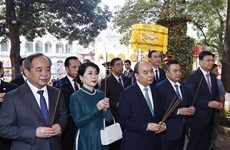 Le président Nguyen Xuan Phuc et des Vietnamiens à l'étranger offrent de l'encens aux ancêtres 