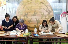 Les épouses des PM vietnamien et singapourien visitent une installation artisanale pour personnes handicapées