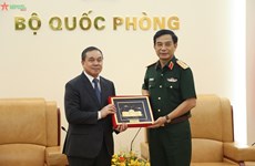 Le ministre de la Défense reçoit l'ambassadeur du Laos au Vietnam