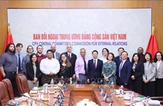 Une délégation du Parti communiste des États-Unis en visite au Vietnam