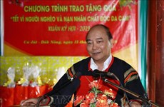 Le PM Nguyen Xuan Phuc offre des cadeaux aux personnes méritantes à Dak Nong
