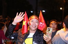Des milliers de personnes affluent vers le stade de My Dinh pour le match Vietnam-Thaïlande 