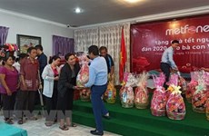 Des cadeaux pour des familles de Viet kieu démunis au Cambodge