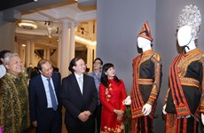 Ouverture d'une exposition de costumes traditionnels de l'ASEAN à Hanoï