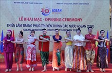 Ouverture d'une exposition de costumes traditionnels de l'ASEAN à Hanoï