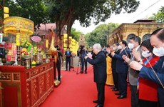 Le leader Nguyen Phu Trong fait offrande de baguettes d'encens à la Cité impériale de Thang Long