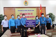 Remise de dons pour soutenir les travailleurs touchés par le COVID-19 à Bac Ninh