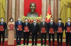 Le président Nguyen Xuan Phuc assigne des tâches à huit nouveaux ambassadeurs