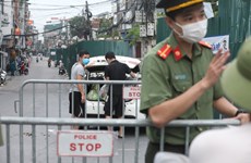 Scènes de personnes s'échappant de la zone de quarantaine de Chuong Duong