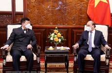 Le président Nguyen Xuan Phuc reçoit des ambassadeurs étrangers
