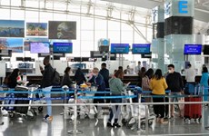 Le nombre de passagers passant par les aéroports de Noi Bai et Tan Son Nhat atteint un niveau record