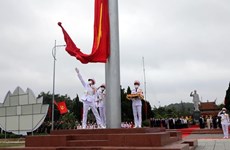 Cérémonie de lever du drapeau national et d'inauguration d'un mât au drapeau à Cô Tô