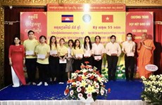 Remise de  bourses d'études à des étudiants cambodgiens à Ho Chi Minh-Ville