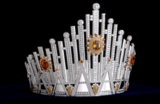 La couronne sertie de 2.416 diamants et saphirs de Miss Univers Vietnam 2022