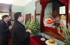 Le chef de l’Assemblée nationale rend hommage au Président Hô Chi Minh