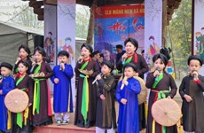 Petits frères et sœurs chantent le "quan ho" à la fête de Lim