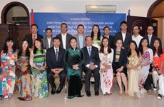 La présidente de l’AN rencontre des représentants de la communauté des Vietnamiens au Qatar