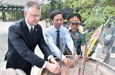 L’ambassadeur américain se rend au cimetière national de Truong Son
