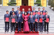 La vice-présidente Dang Thi Ngoc Thinh rencontre 12 nouveaux ambassadeurs vietnamiens à l’étranger