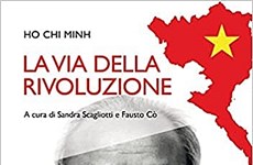 Deux imprimés en italien sur le président Ho Chi Minh offerts au Musée Ho Chi Minh à Hanoï