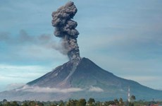 Indonésie: le volcan Ili Lewotolok se réveille