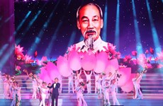 Spectacle artistique à Ho Chi Minh-Ville pour célébrer l'anniversaire de la fondation du Parti 