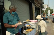 COVID-19 : le petit commerce de rue d'un touriste français resté au Vietnam