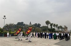 Les dirigeants de Ho Chi Minh-Ville rendent hommage aux héros morts pour la Patrie