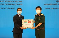 COVID-19 : Le ministère vietnamien de la Défense fait don des fournitures médicales au peuple indien
