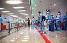 Suspension temporaire des entrées de passagers dans les aéroports de Tan Son Nhat et de Noi Bai