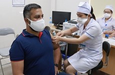 COVID-19 : 50 correspondants étrangers au Vietnam se font vacciner 