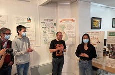 Des dessins graphiques sur l’agent orange au Vietnam exposés en France