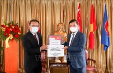 La Fondation Temasek (Singapour) fait don au Vietnam de respirateurs et d'équipements de protection 