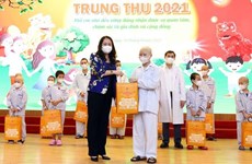 La vice-présidente Vo Thi Anh Xuan offre des cadeaux à des enfants hospitalisés