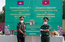 Des cadeaux de la province vietnamienne de Tay Ninh aux gardes-frontières cambodgiens