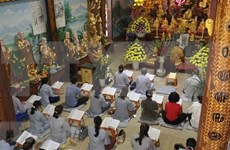 Prière pour la paix et la prospérité nationales à la pagode Phat Tich à Vientiane