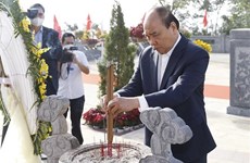 Le président Nguyen Xuan Phuc rend hommage au nationaliste Huynh Thuc Khang 
