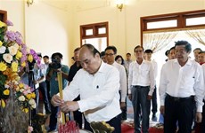 Le président offre de l’encens à la mémoire du feu le Premier ministre Vo Van Kiet