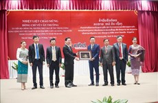 Vo Van Thuong visite le joint-venture de télécommunications Vietnam-Laos