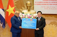 Remise des cadeaux de l'Assemblée nationale du Vietnam à son homologue de Cuba