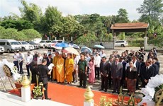 Offrir de l'encens pour commémorer les Morts de l’Alliance de combat Laos-Vietnam