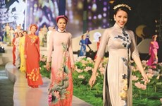Le spectacle "Quintessence de l'Ao dai vietnamien" à Hanoï