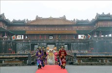 La cérémonie "Ban Soc" de la dynastie des Nguyên reconstituée à l’ouverture du Festival de Huê 2023