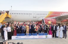Khanh Hoa accueille le premier vol transportant les touristes chinois lors du Têt