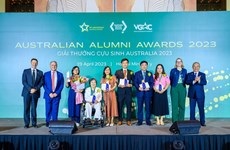 Remise du prix des anciens élèves vietnamiens faisant des études en Australie à six personnes