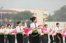 Victoire de Diên Biên Phu : spectacles de danses publiques présentés par des étudiants de Diên Biên