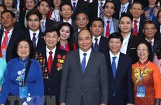   Rencontre du Premier ministre avec des Viet kieu de retour au pays pour le Têt