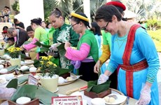 Plus de 100 touristes étrangers ont participé au Festival des « banh chung » à Binh Thuân